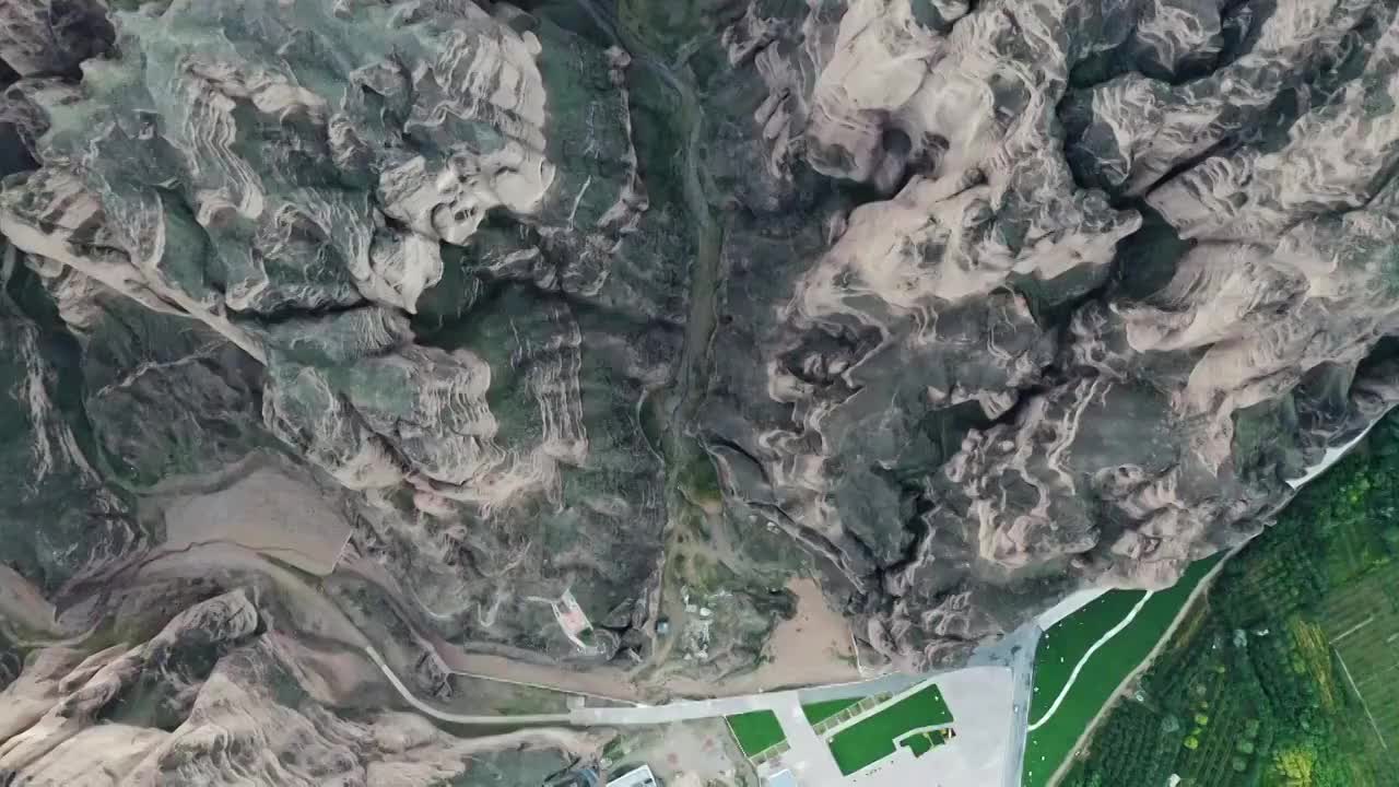悬崖盘山公路,黄河石林国家地质公园,山景,陡峭悬崖视频下载