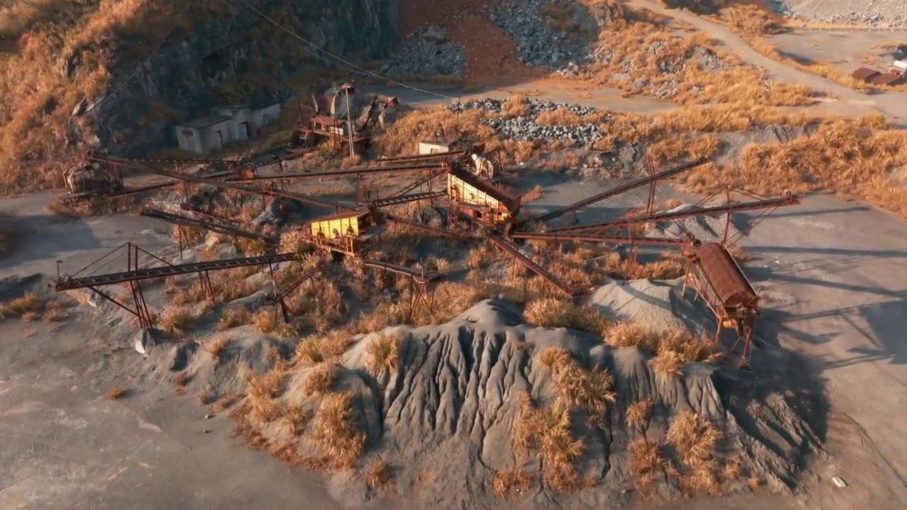 高视角航拍环绕废弃的矿山加工厂传送带视频下载