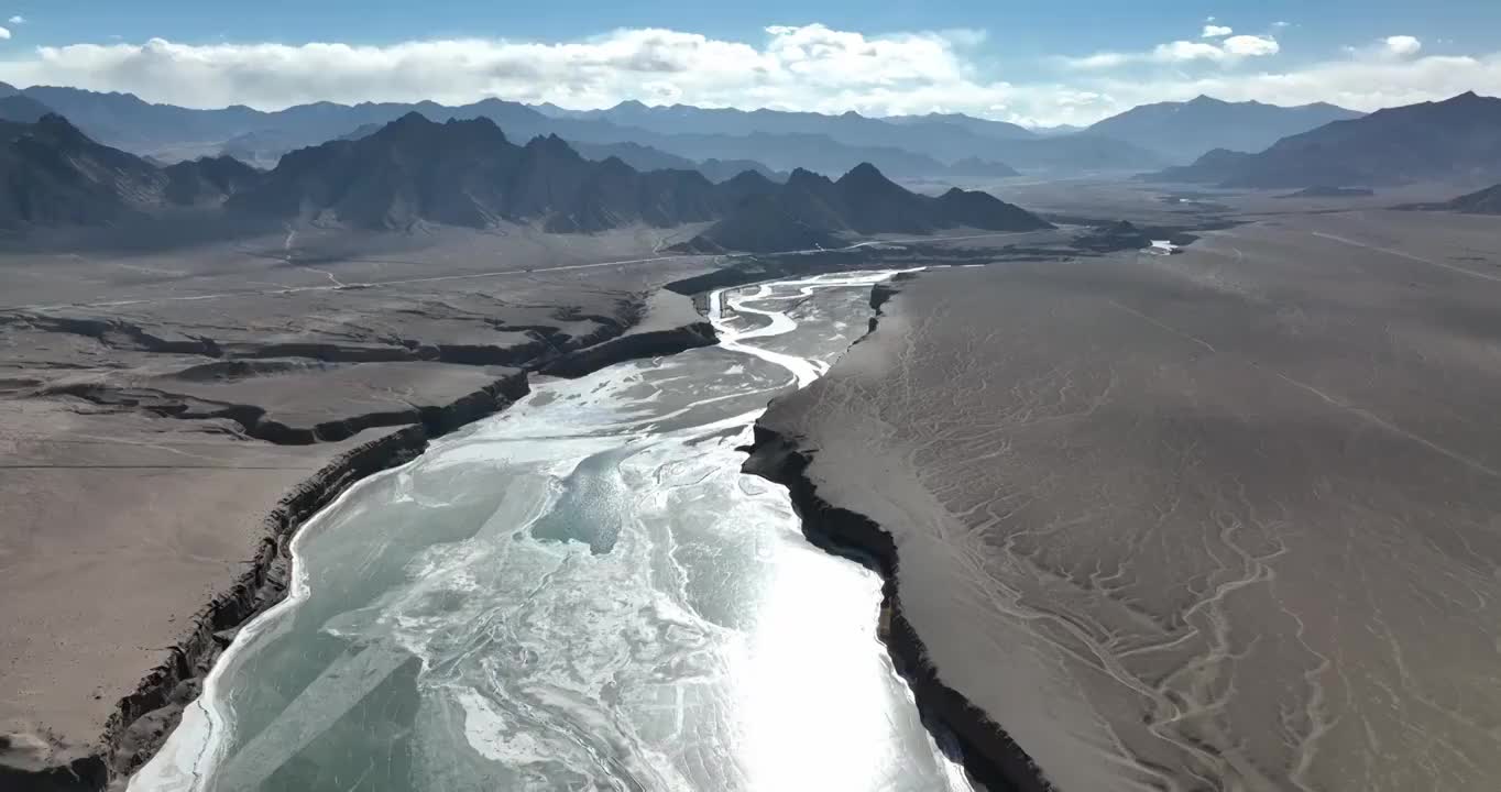 航拍青藏高原格尔木河河谷和G109国道公路视频下载