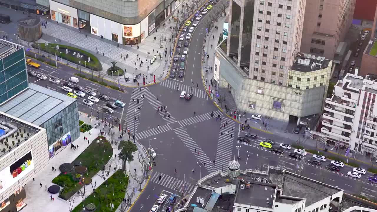 大城市高视角下繁忙的十字路口密集的车流和人流全景视频素材