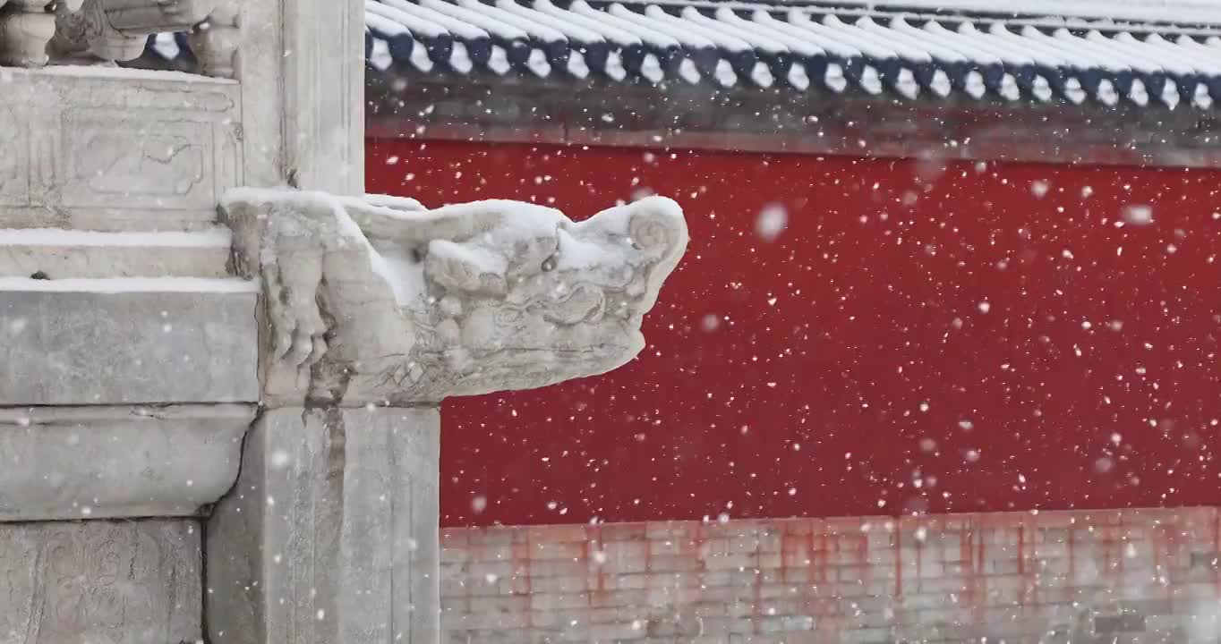 下雪天古建筑的红墙与汉白玉石雕，北京天坛公园。视频素材
