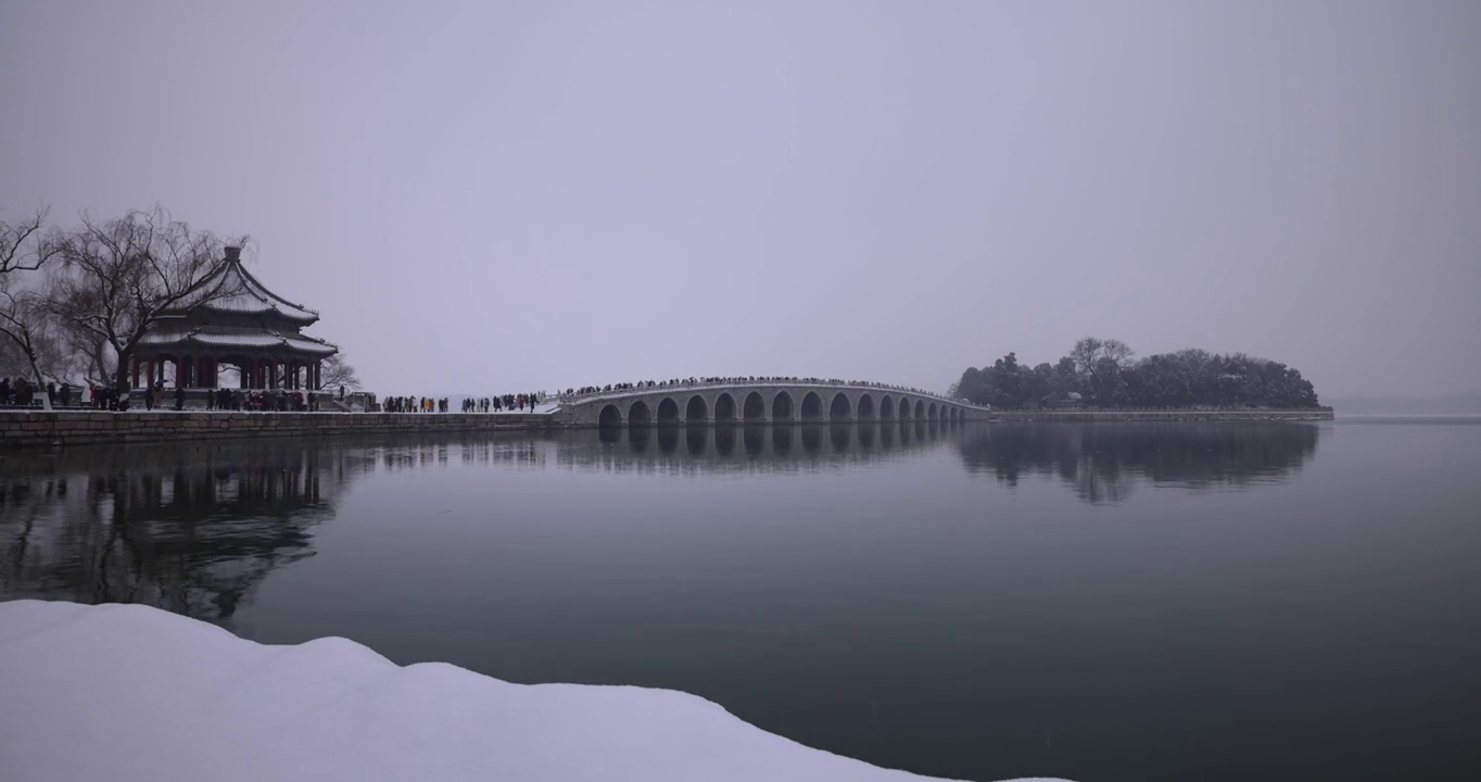 下雪天的颐和园十七孔桥视频素材