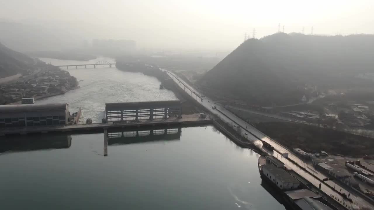 航拍黄河兰州段柴家峡水电站视频素材