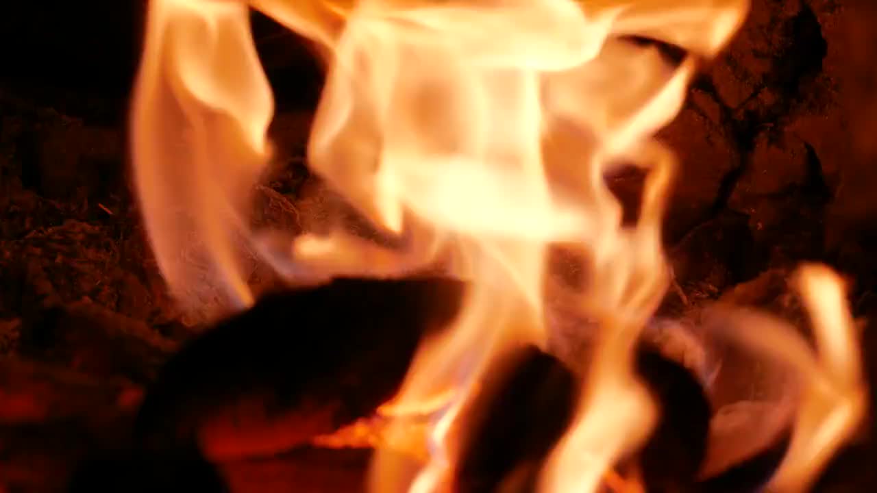 干柴烈火熊熊燃烧的火焰视频下载