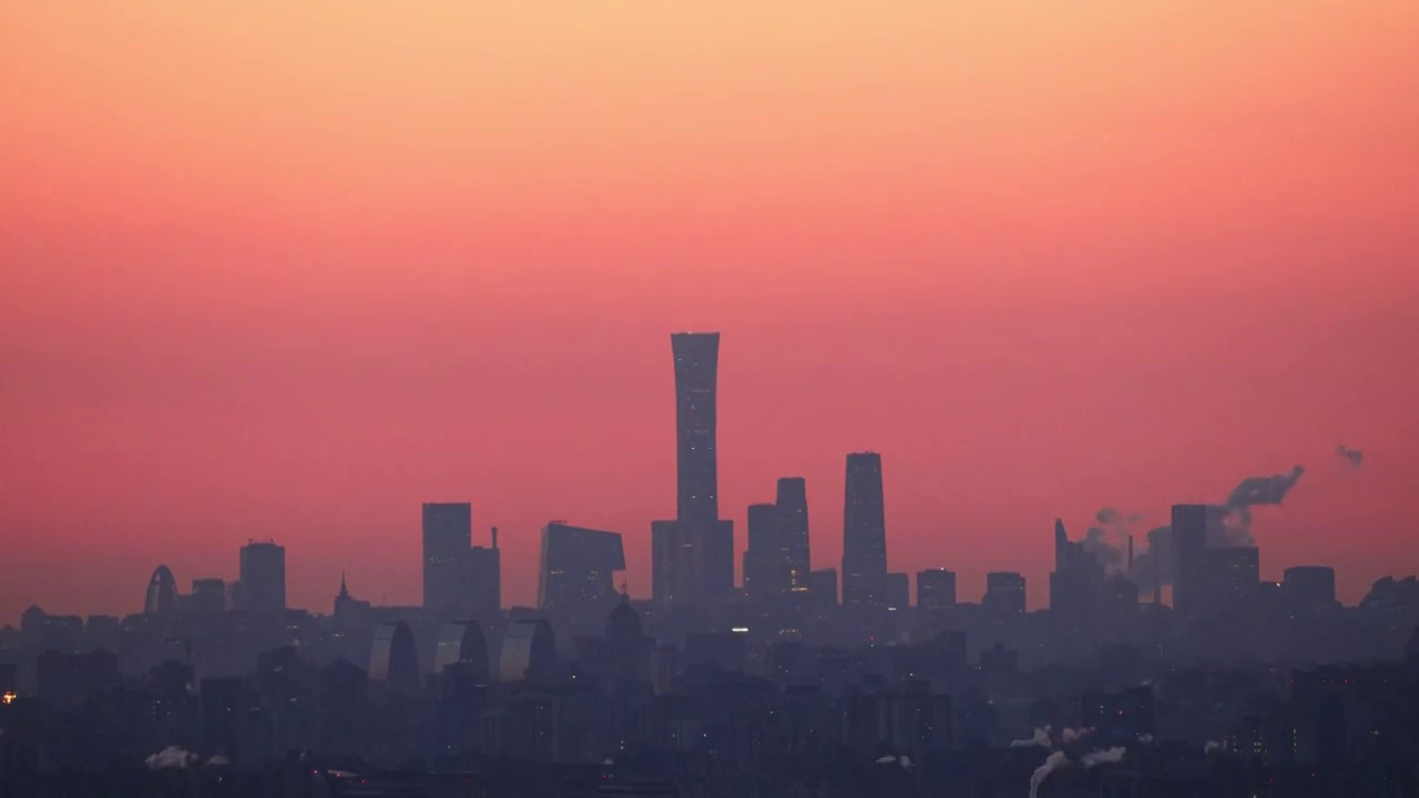 从西山远望北京CBD中国尊的日出视频素材