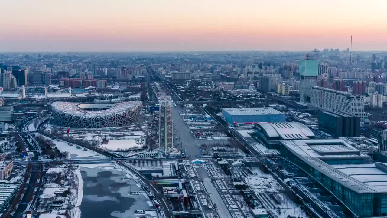 高角度拍摄北京雪后鸟巢冰立方日转夜延时视频下载