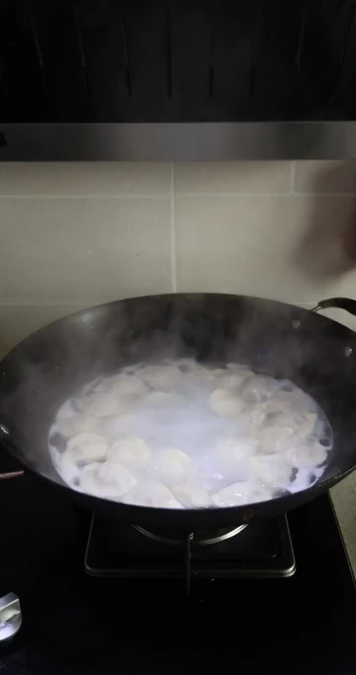 美食烹饪：煮水饺（韭菜猪肉水饺）视频素材