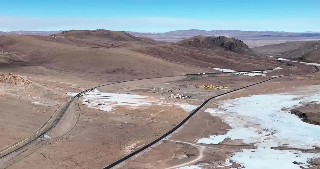 航拍西藏青藏高原上的青藏铁路视频素材