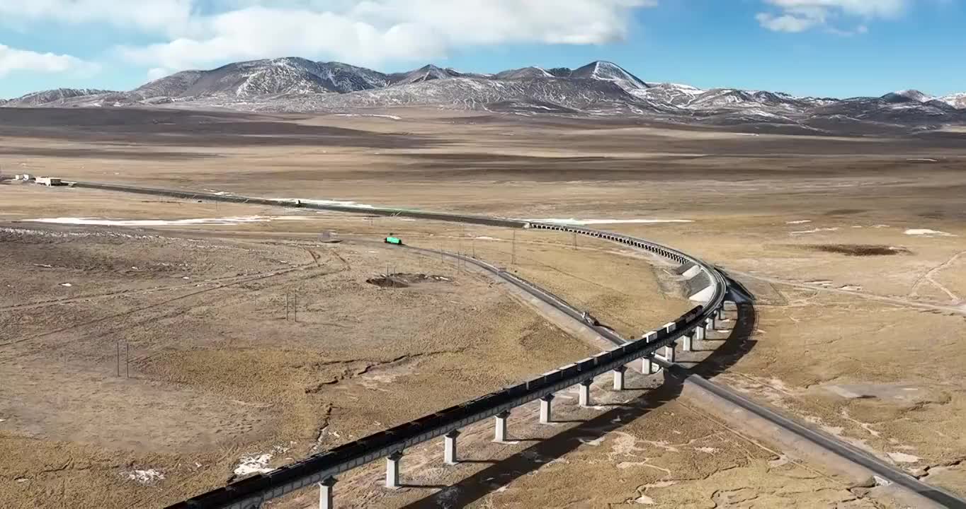 航拍西藏青藏高原上的青藏铁路视频素材