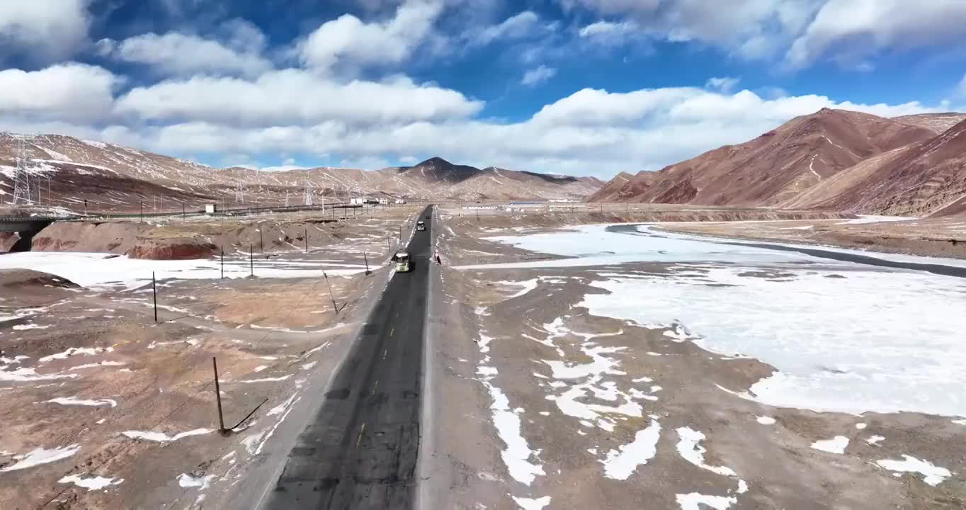 航拍青藏高原唐古拉山雪山中的G109国道道路视频下载