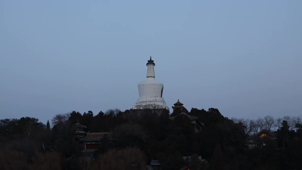 月亮从北海公园的白塔上升起视频素材