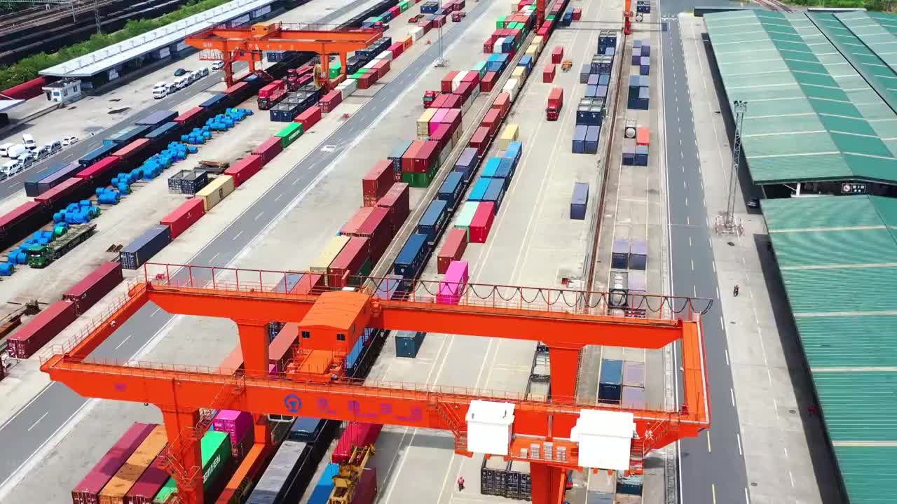 4K高空航拍铁路运输集装箱货运站素材视频素材