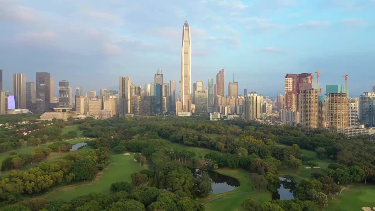 深圳高尔夫球场与平安金融中心城市天际线航拍视频素材