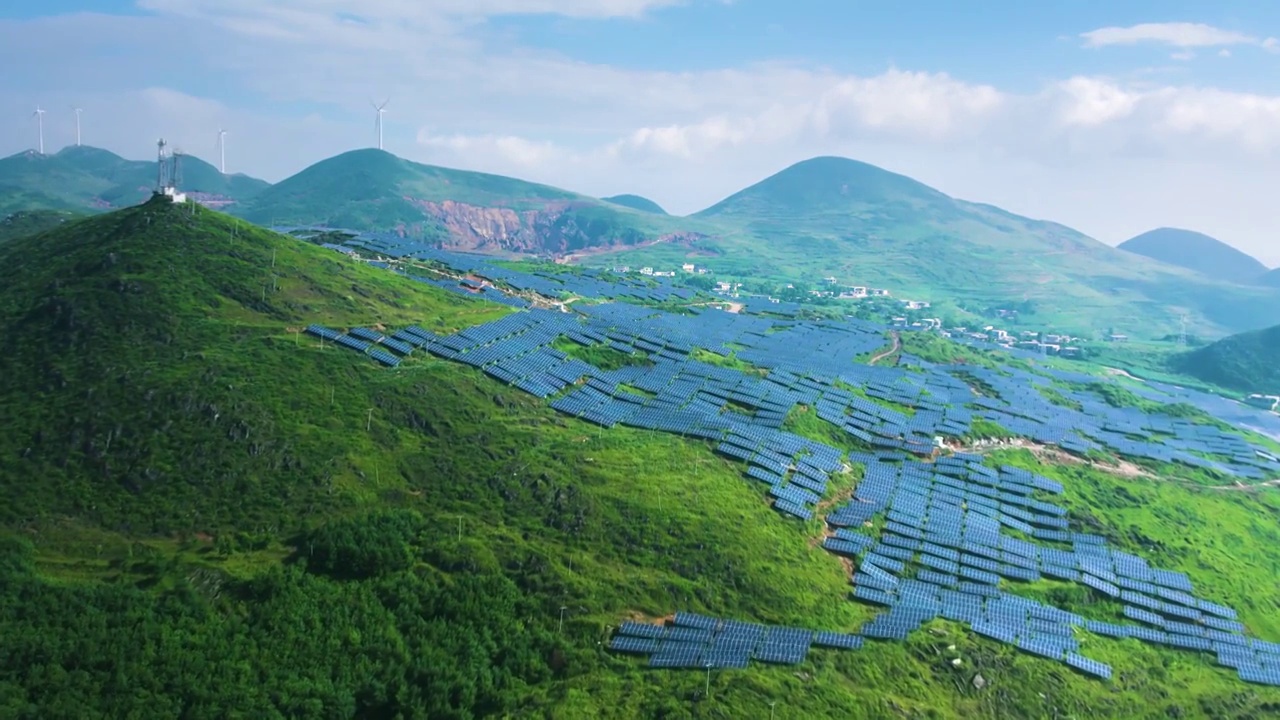 航拍中国太阳能光伏电站建设山区太阳能视频素材