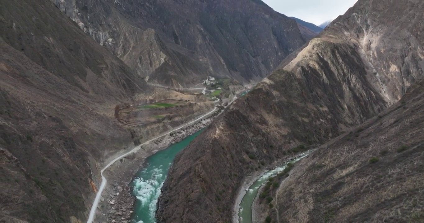 航拍西藏林芝地区察隅县横断山脉中的怒江大峡谷视频下载