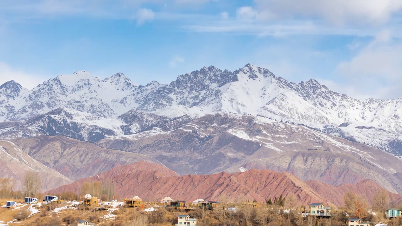 中国新疆温宿境内冬季天山山脉雪峰与蓝天白云视频素材