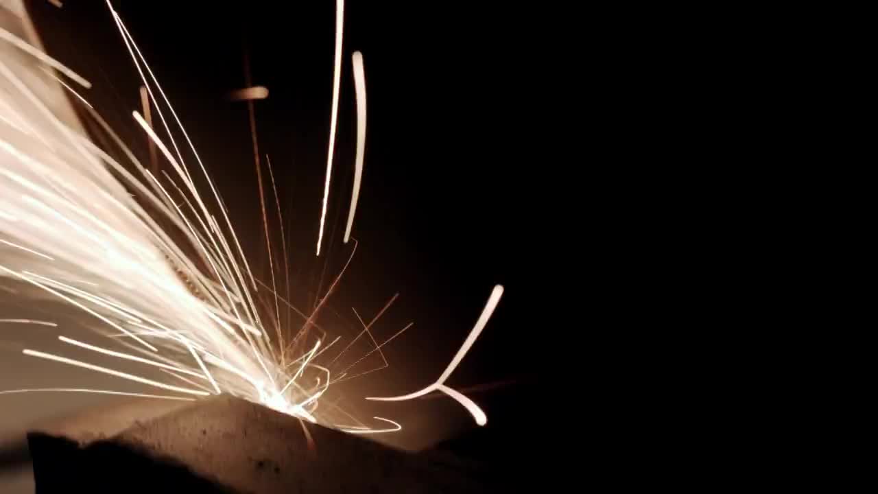 砂轮切割金属发出的火光视频素材