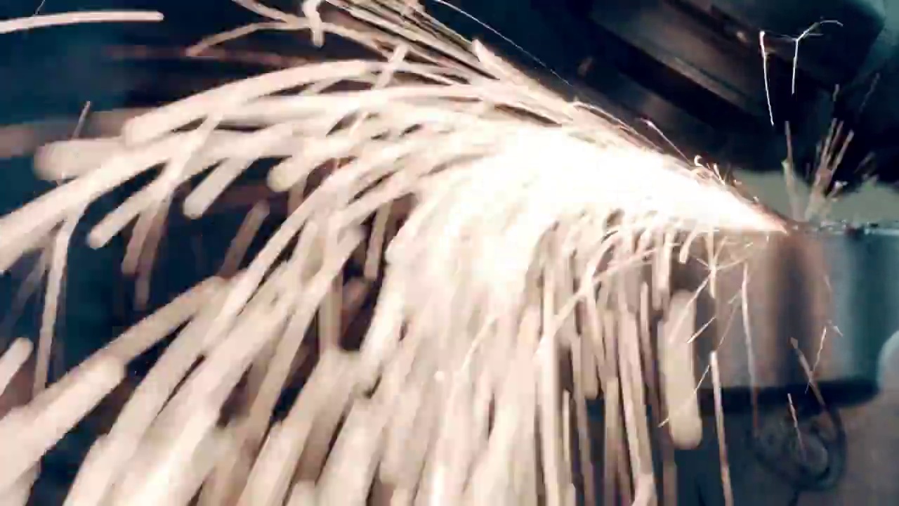砂轮切割金属发出的火光视频素材
