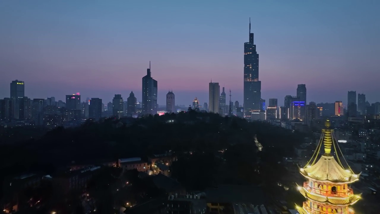 南京鸡鸣寺与紫峰大厦夜景视频素材