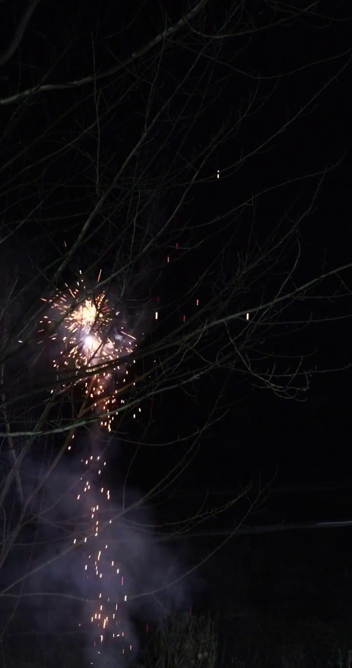节日庆典：燃放五颜六色的烟花爆竹视频素材
