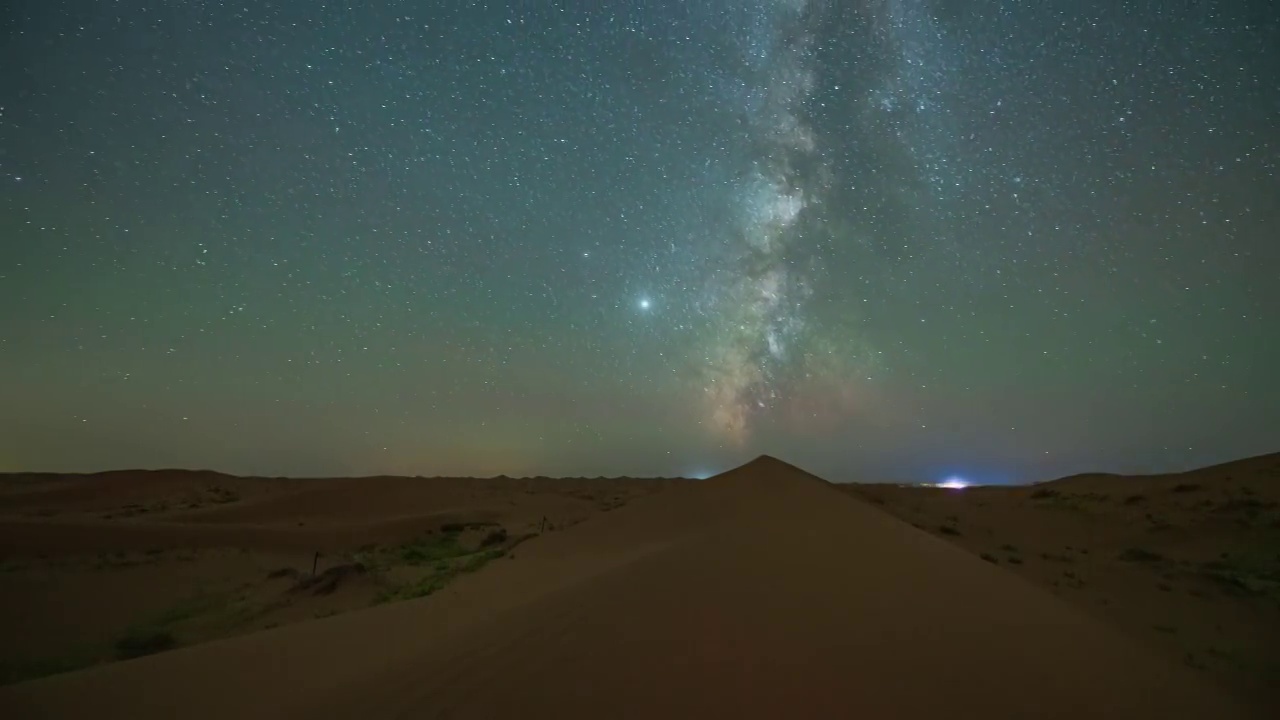 内蒙古腾格里沙漠日转夜星空视频素材