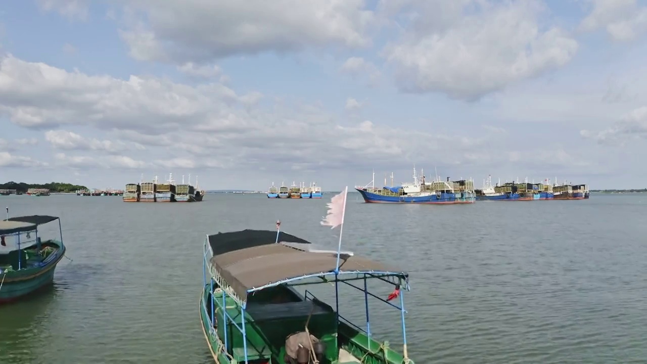 海洋中停泊的渔船视频素材