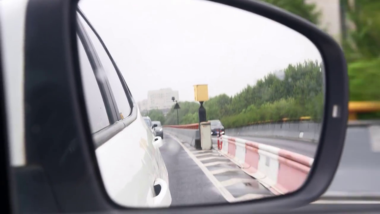 驾驶汽车行驶在杭州主城区中河高架视频下载