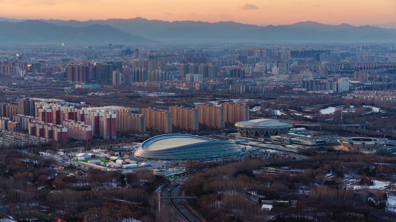 高角度拍摄北京国家速滑馆冰丝带日转夜延时视频素材