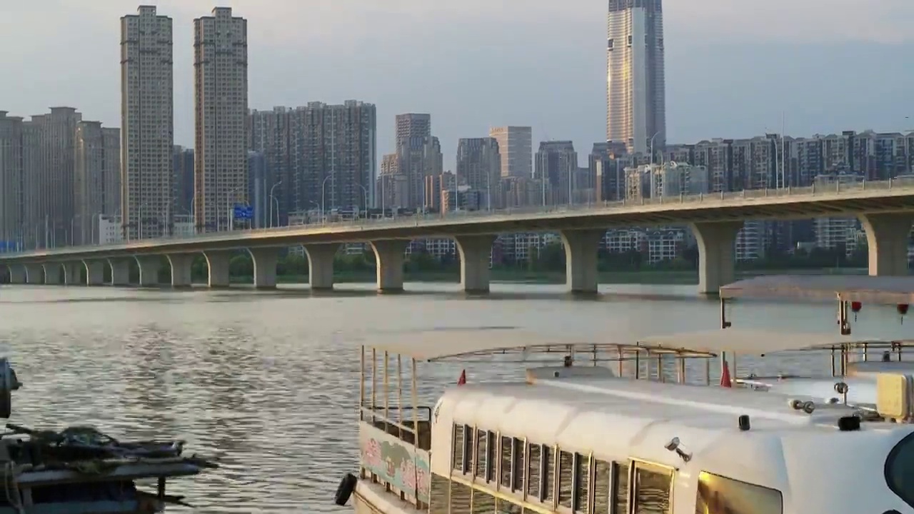 H140044A武汉市汉街航拍沙湖汉街夕阳游船桥709视频素材