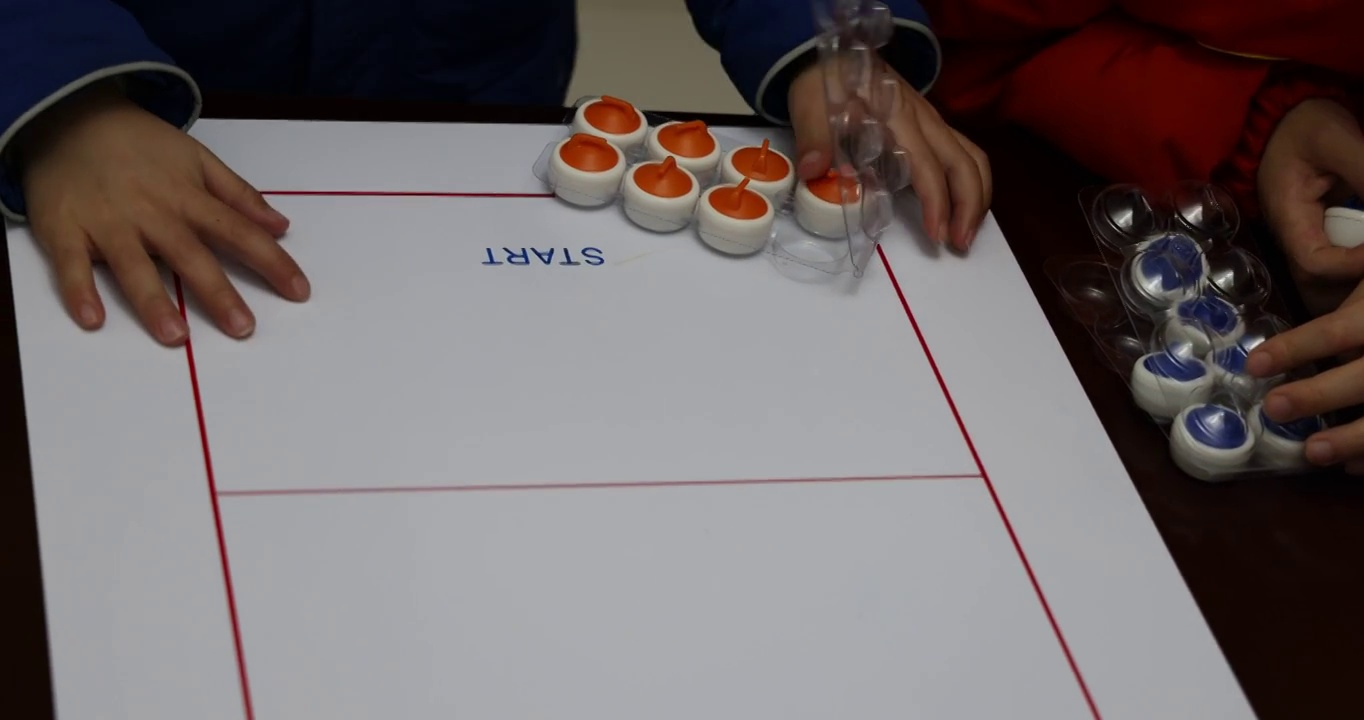 游戏运动：桌面型冰壶休闲运动玩具视频素材