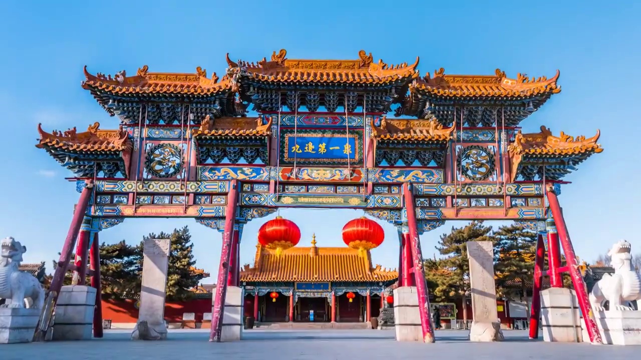 中国内蒙古呼和浩特大召寺牌坊延时摄影视频素材