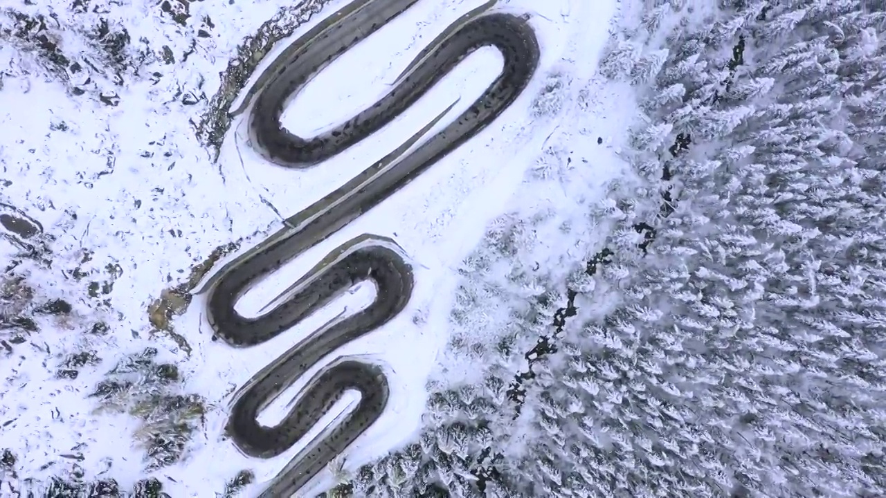 林海雪原中的蜿蜒盘山路视频素材