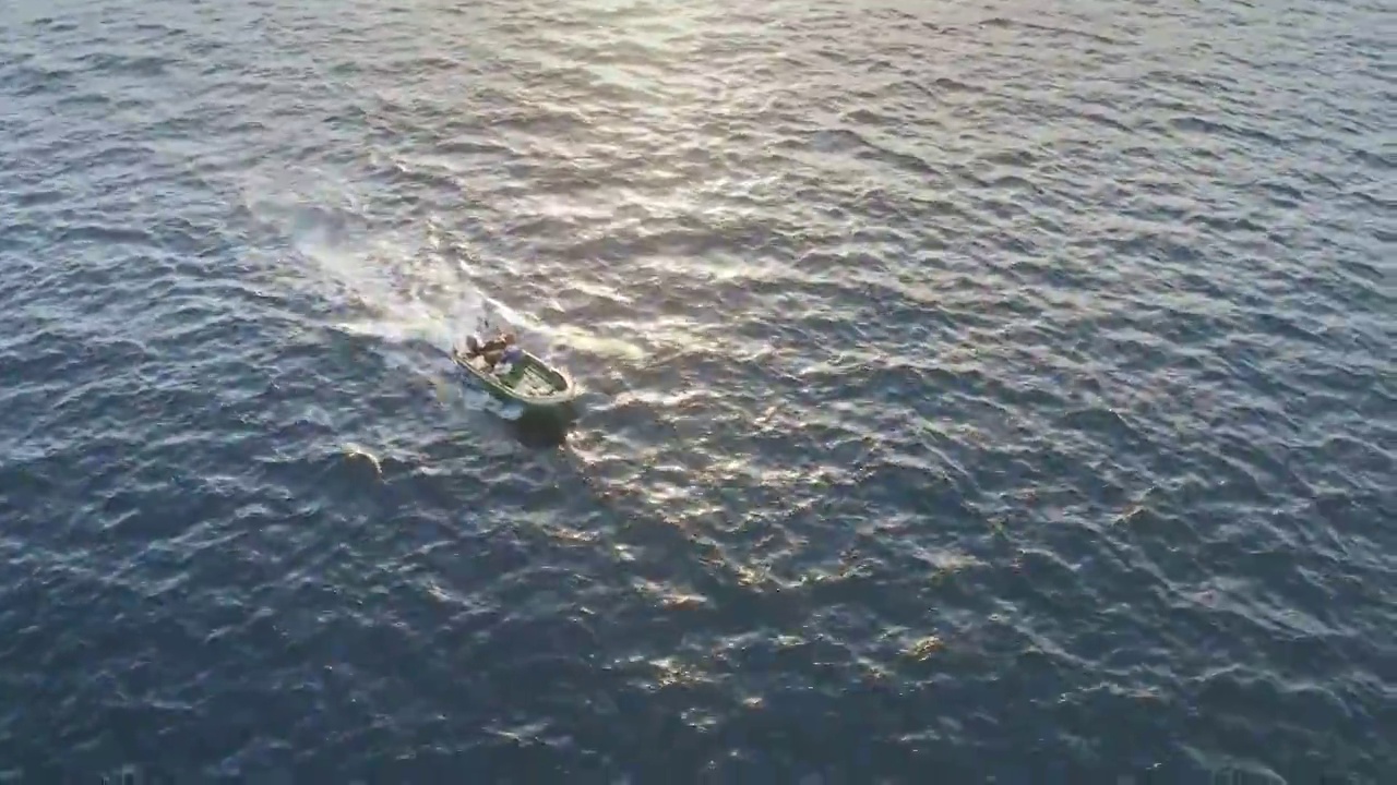 黄昏出海行驶中的渔船视频素材