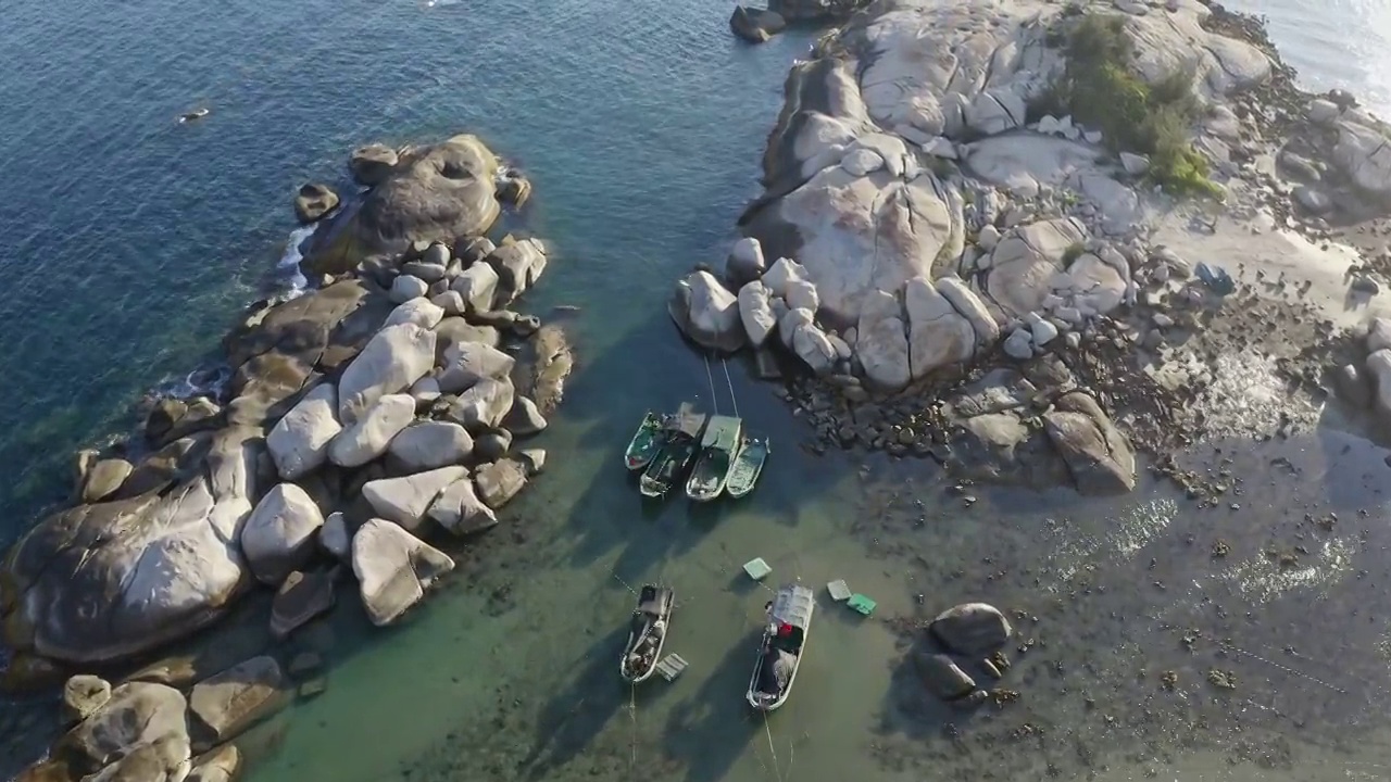 岩石群中的出海捕鱼船视频素材