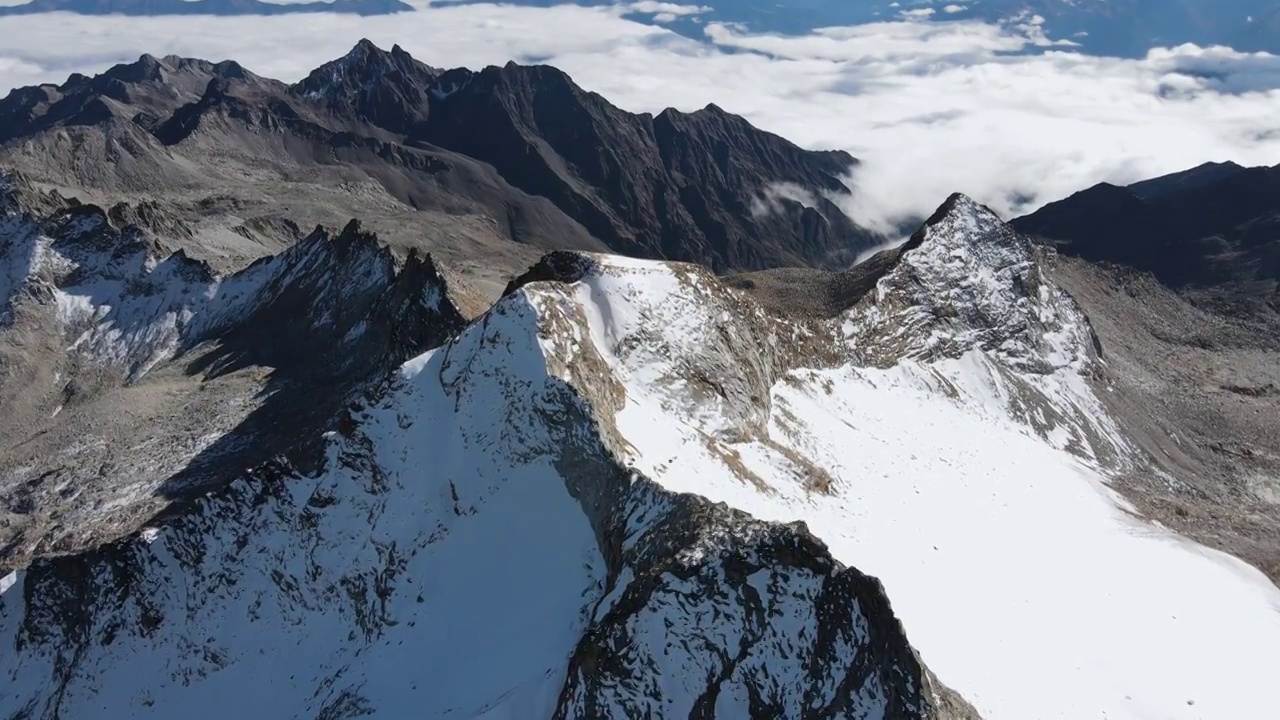 大气磅礴，达古冰川的云海与山脉视频下载