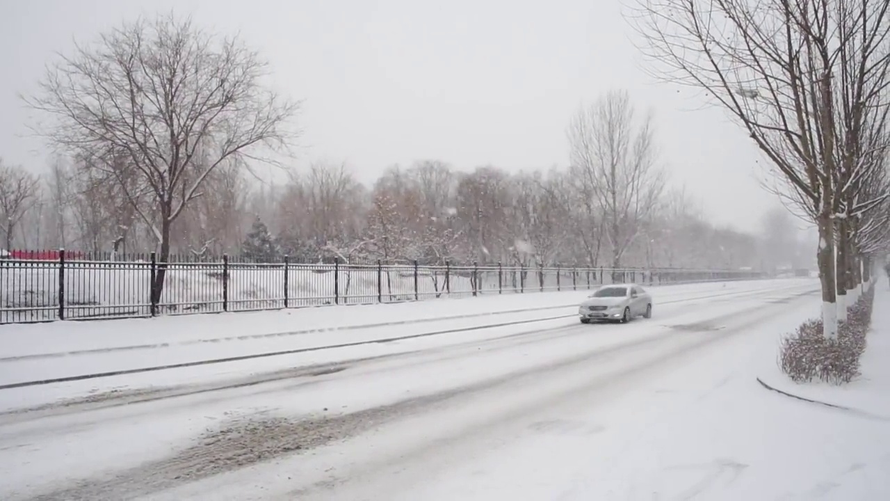 冬季下雪的马路行驶的车辆视频下载