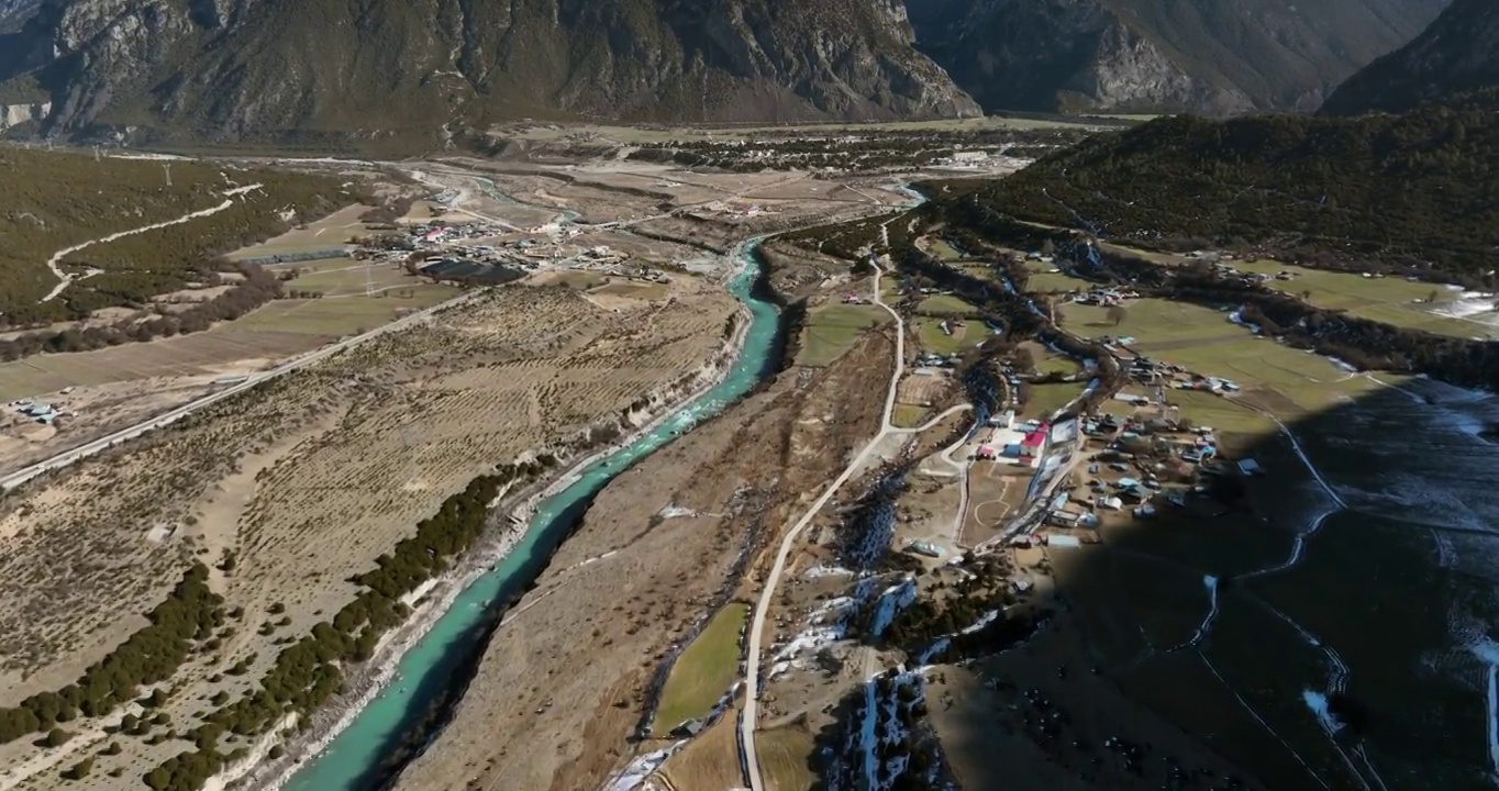 航拍西藏林芝G318国道和帕隆藏布江大峡谷视频素材