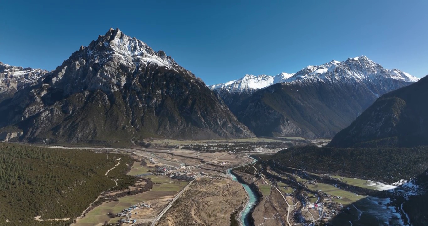 航拍西藏林芝G318国道和帕隆藏布江大峡谷视频素材