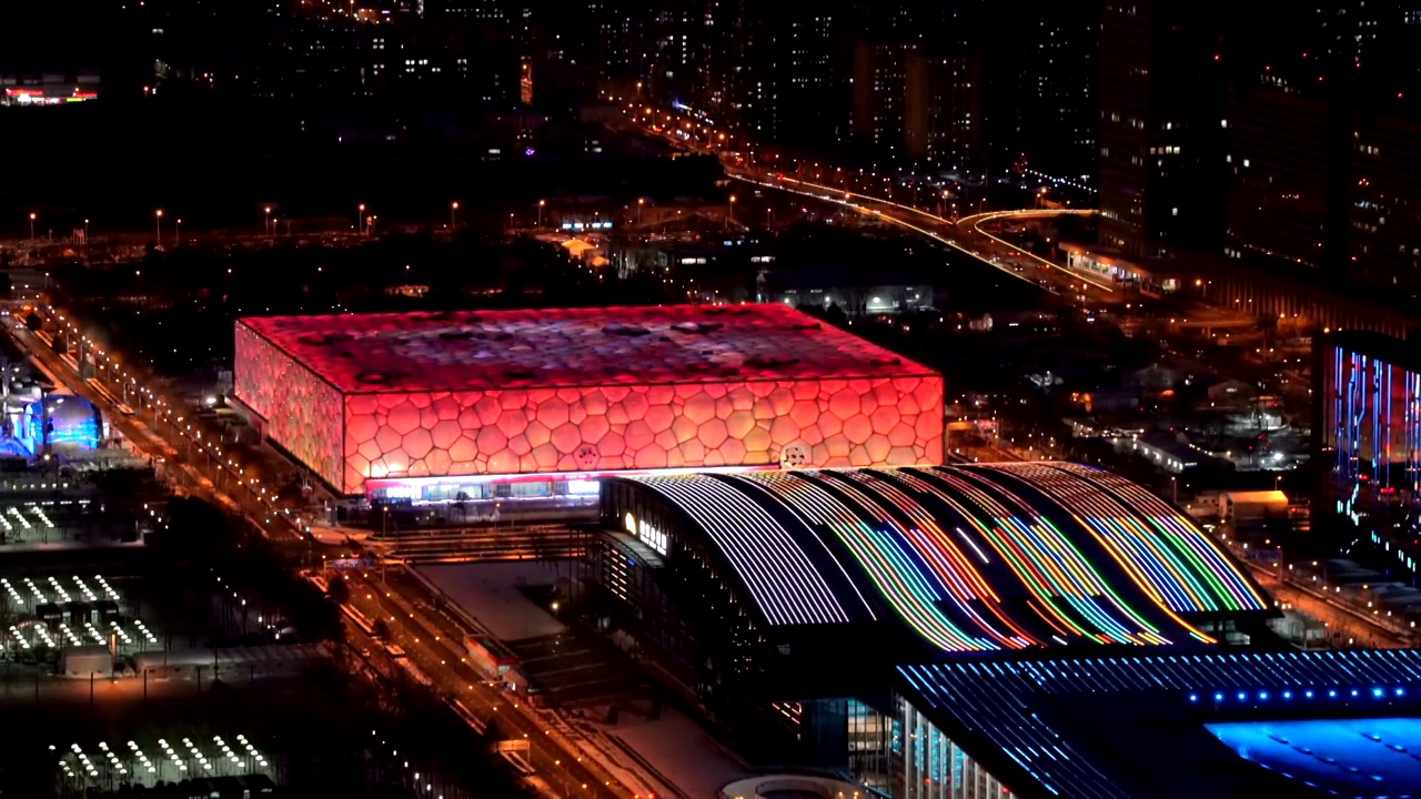 高角度拍摄北京冰立方国家体育馆夜景视频素材