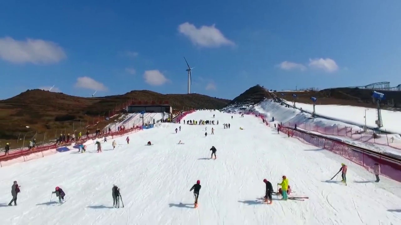 中国北京的滑雪场游客滑雪（选编）视频素材