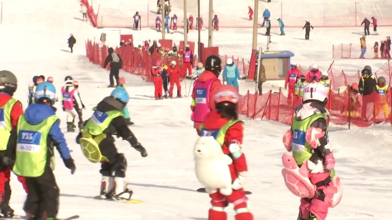 中国北京滑雪场的游客儿童（选编）视频素材