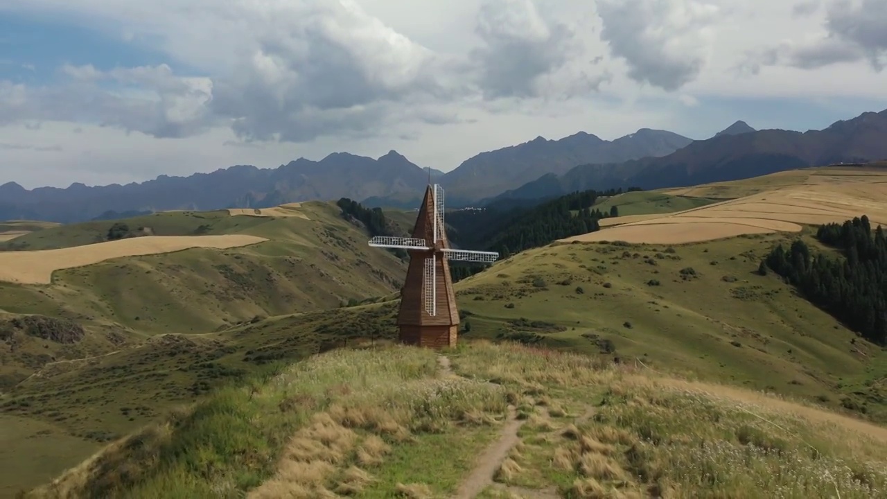 新疆江布拉克田高山草甸园风车自然风光视频素材