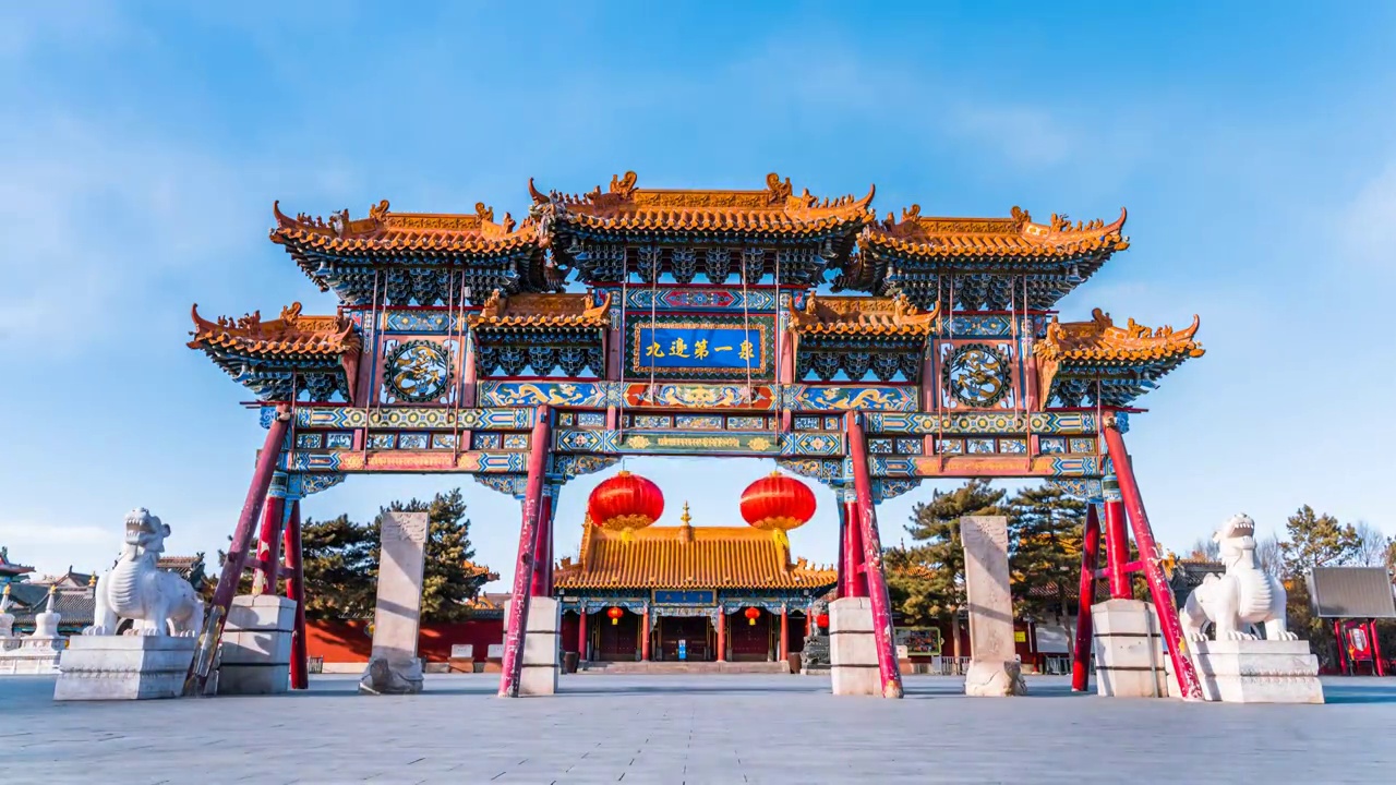 中国内蒙古呼和浩特大召寺牌坊延时摄影视频素材