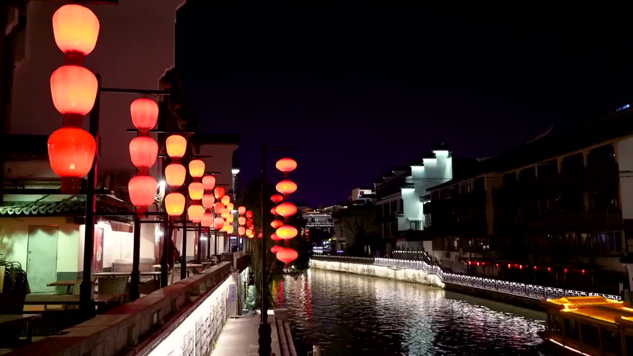 南京夫子庙秦淮风光带，新年欢欢喜喜红灯笼，桨声灯影里的秦淮河夜景风光视频下载