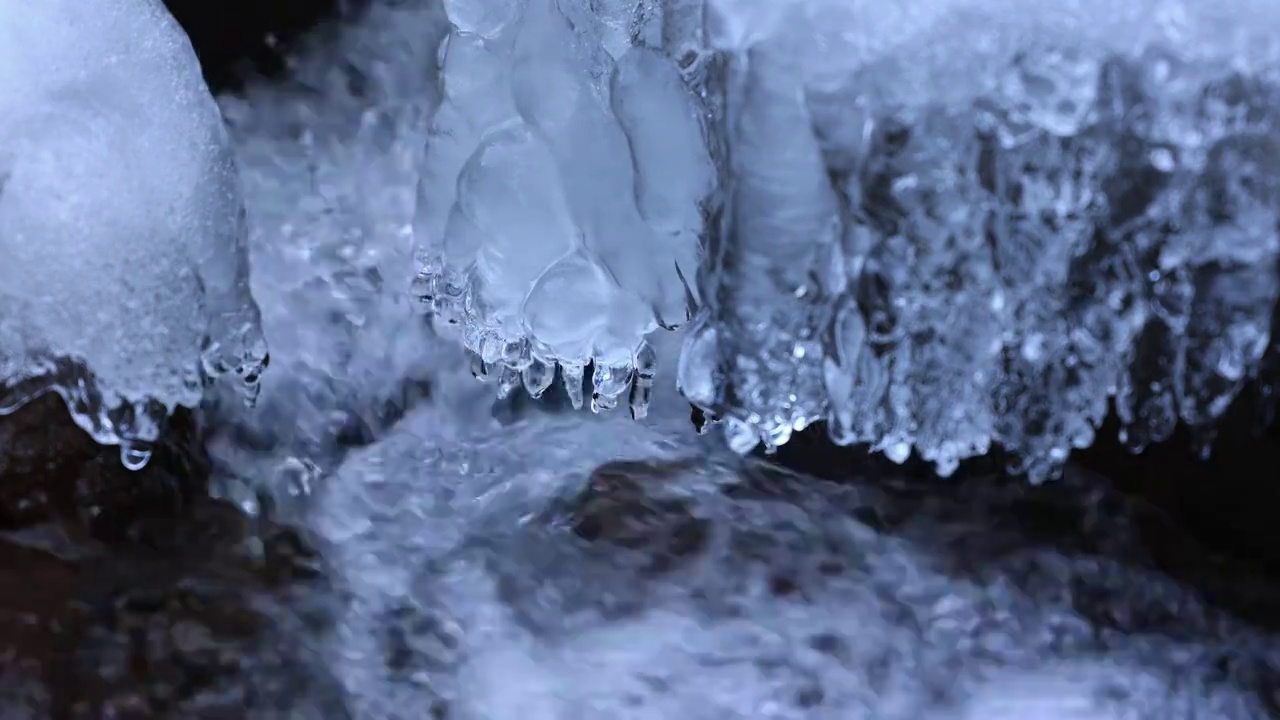 雪中泉水视频素材