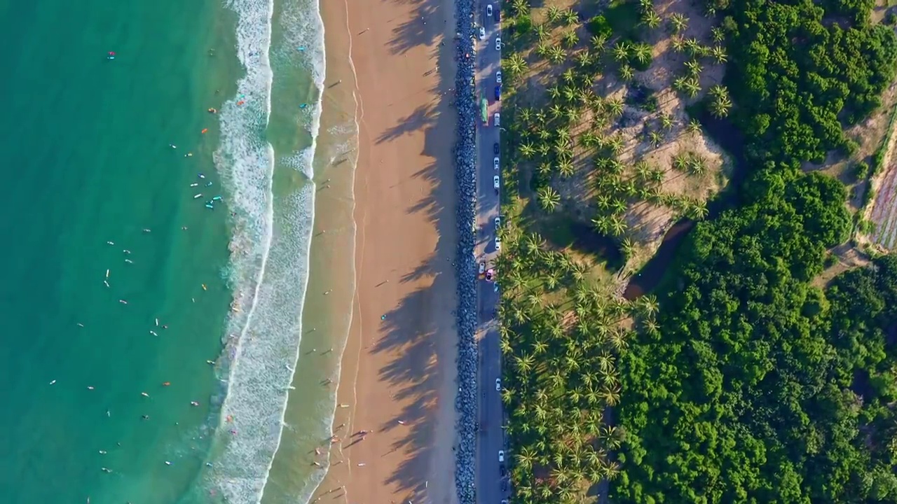 航拍清晨中国海南万宁日月湾沙滩与冲浪视频素材