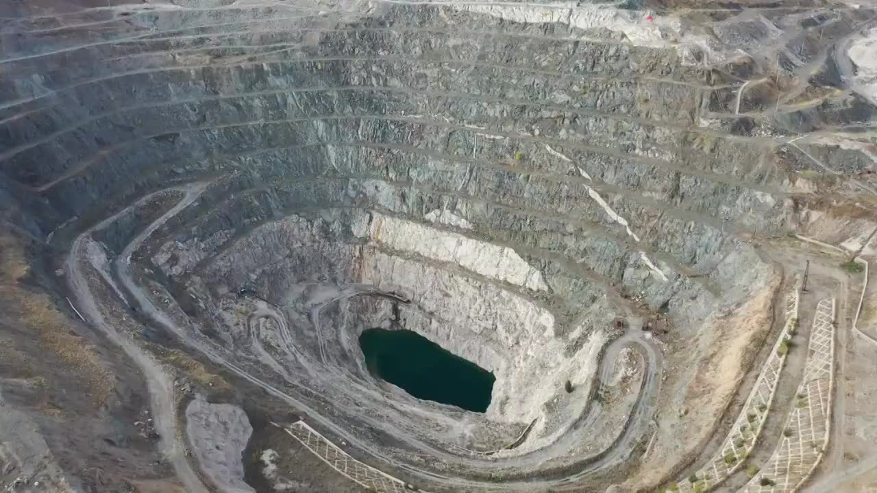 新疆阿勒泰富蕴县可可托海镇三号矿脉矿坑矿床航拍景观视频下载