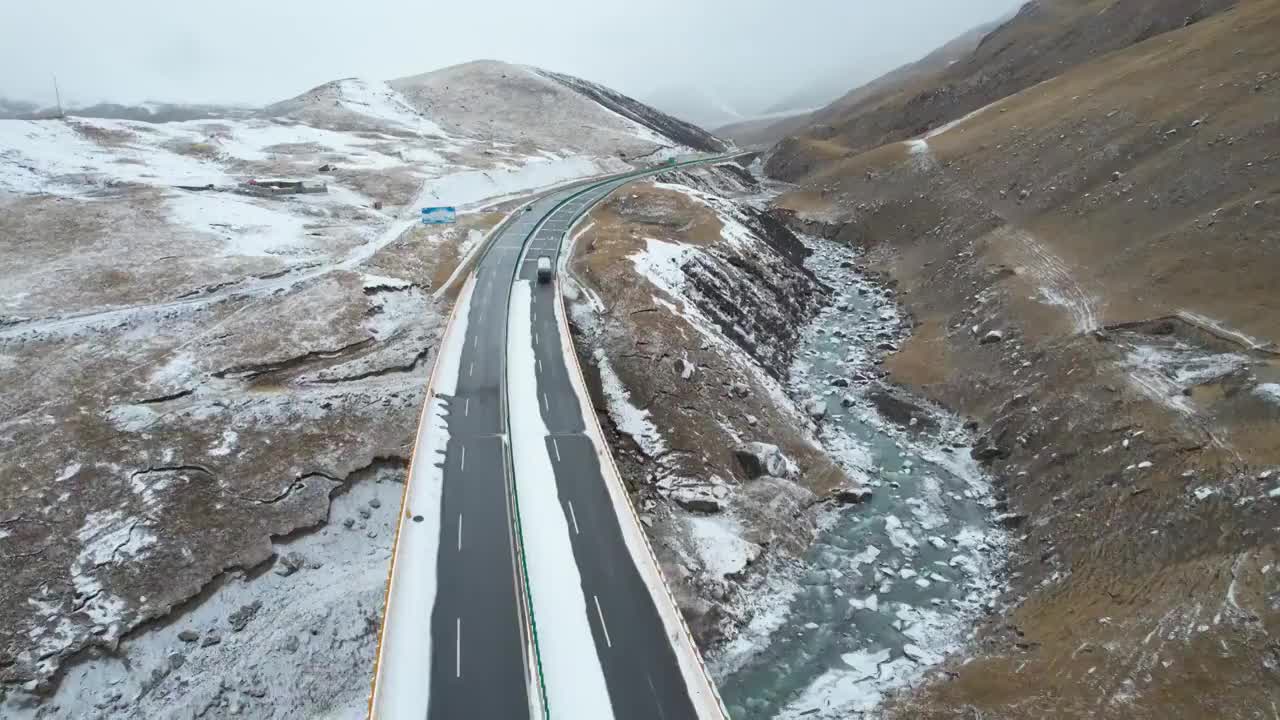 青海果洛州德马高速公路交通运输冬季雪景自然风光视频素材