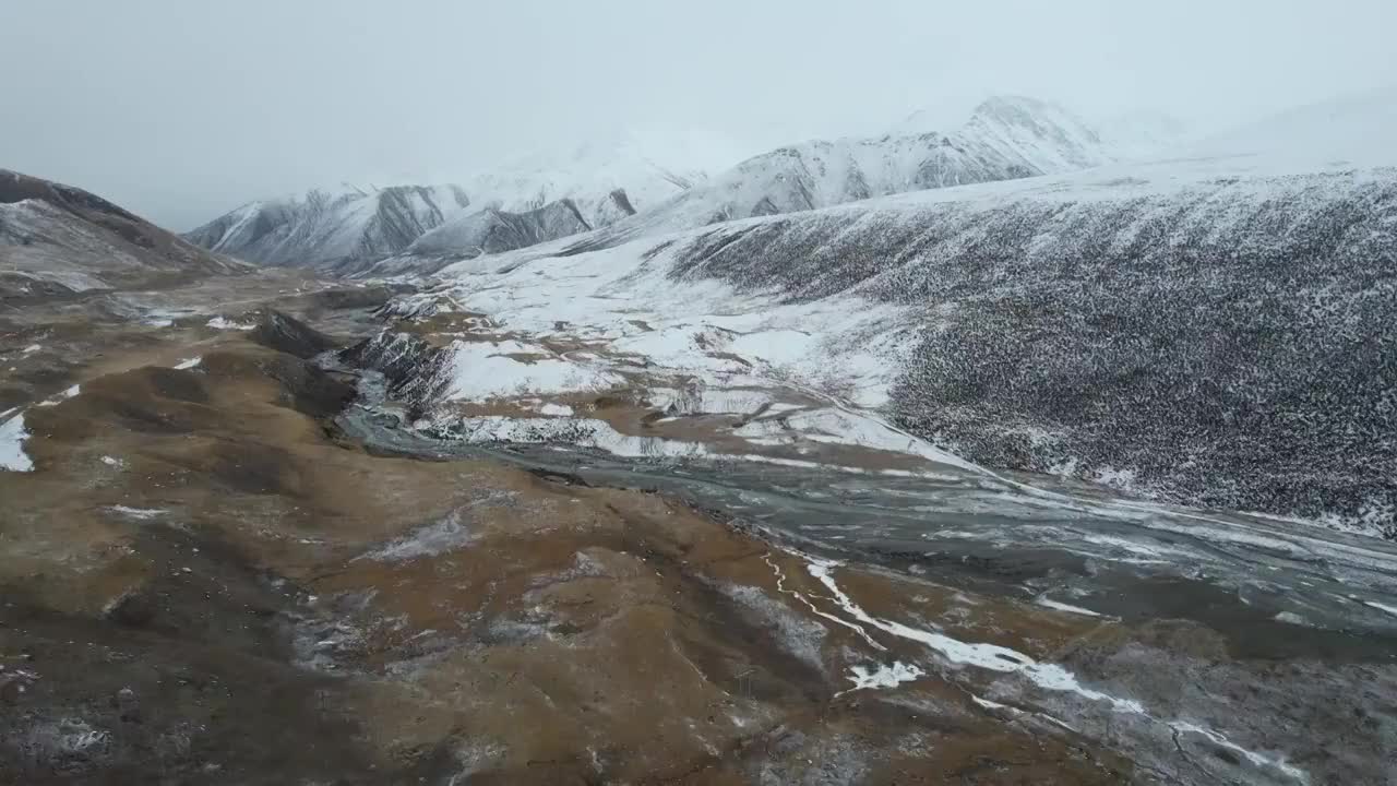 青海果洛州玛沁县阿尼玛卿山区雪山乡冬季高原乡村自然风光视频素材