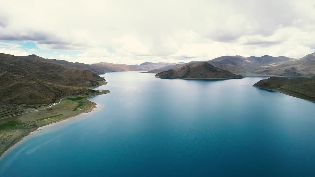 西藏山南市浪卡子县羊卓雍措高原圣湖航拍视频素材